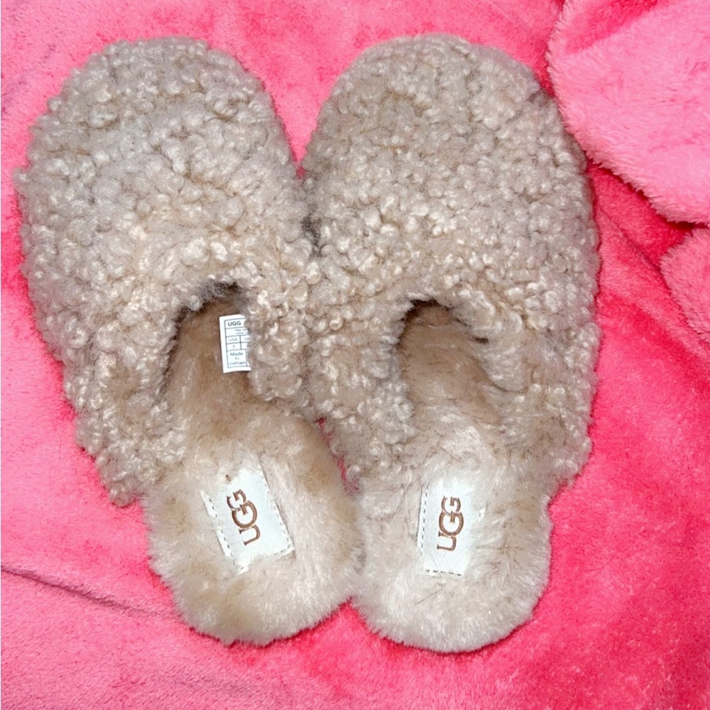 UGG maxi curly slide slippers!